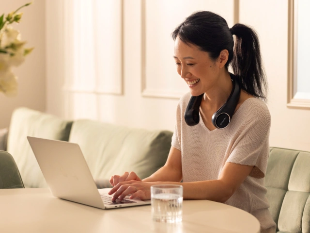 neckfan.com image where a woman wears black neck fan